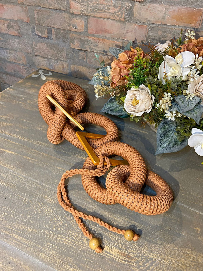 Colar Decorativo de Crochê - Caramelo
