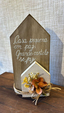 Casinha de Madeira c/ Arranjo Floral