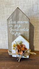 Casinha de Madeira c/ Arranjo Floral