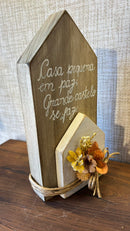 Casinha de Madeira c/ Arranjo Floral