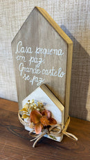 Casinha de Madeira c/ Arranjo Floral